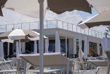 la sala del Tropix ristorante vista dalla spiaggia del lido