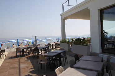tavoli all'esterno del ristorante tropix per godere della brezza marina