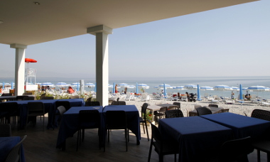 il ristorante del tropix con i tavoli del portico quasi sul mare