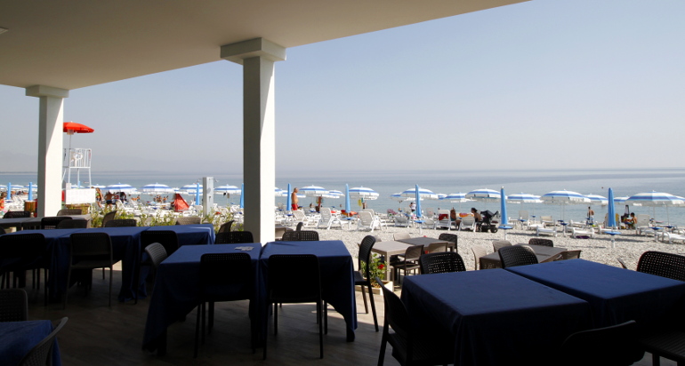 i tavoli del ristorante del tropix a pochi metri dal mare