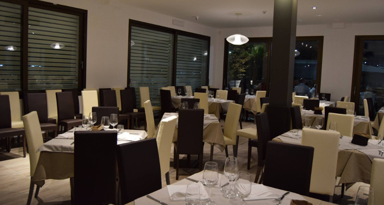 sala del ristorante Tropix a Schiavonea di Corigliano Calabro